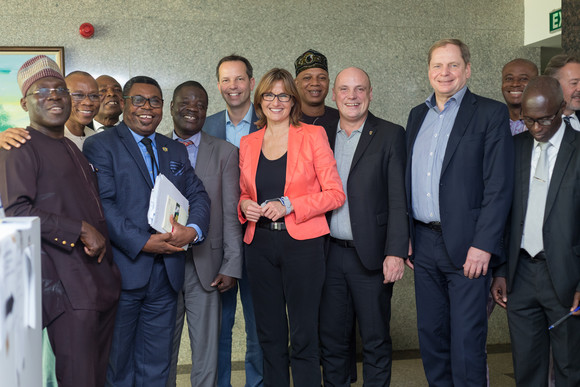 Reise Delegationsreise nach Ghana und Nigeria Wirtschaftsstaatssekretärin Katrin Schütz auf einem Gruppenbild mit Vertretern der ghanaischen und nigerianischen Wirtschaft (Bild: © David Kunutsor)