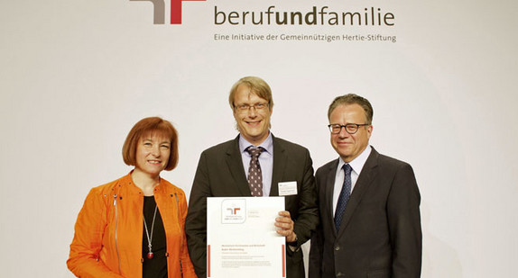 Caren Marks, Parlamentarische Staatssekretärin im Bundesfamilienministerium und Dr. h. c. Frank-Jürgen Weise, Vorsitzender des Vorstands der Gemeinnützigen Hertie-Stiftung übergeben das Zertifikat an Norbert Eisenmann, Leiter der Abteilung 1 im MFW.