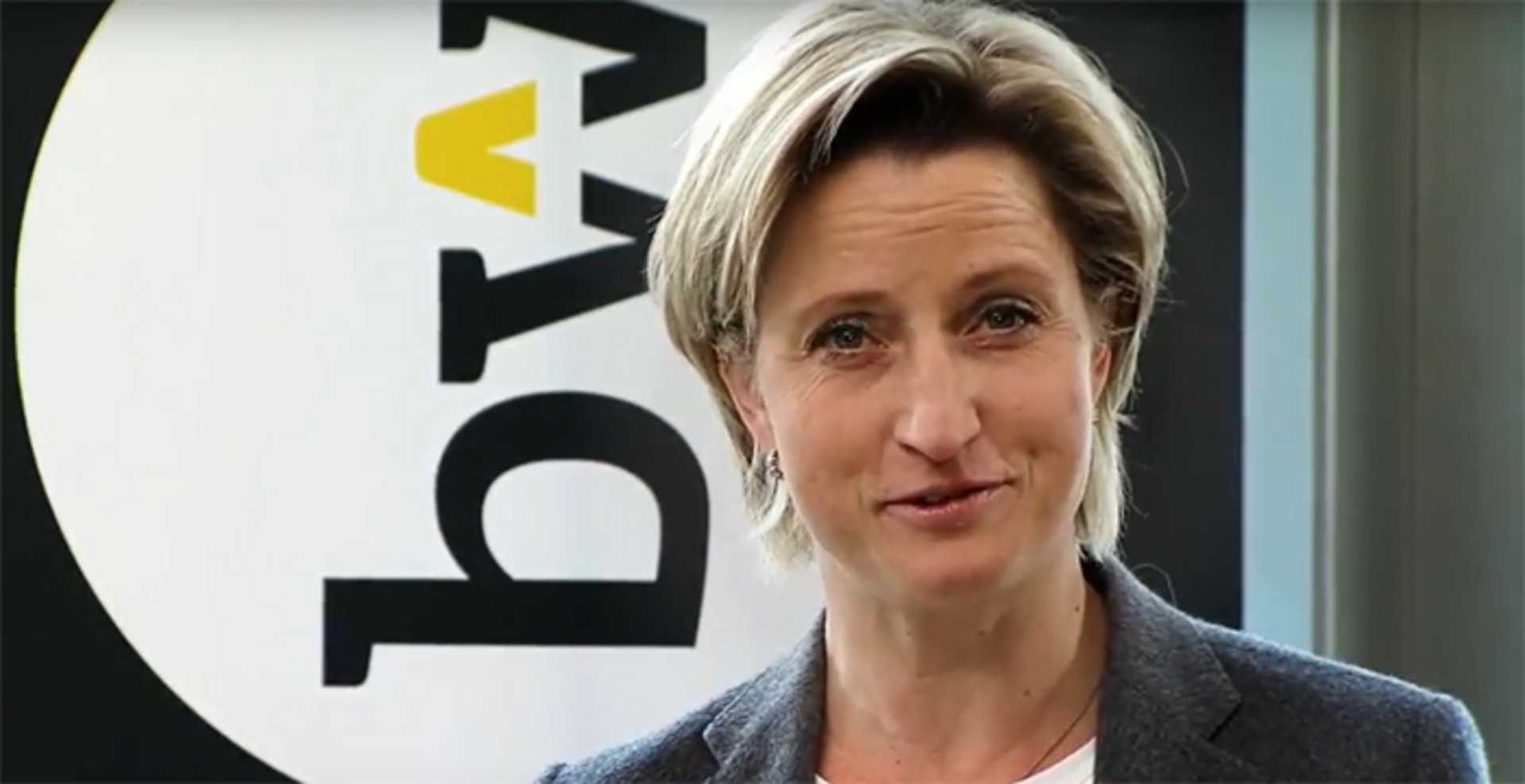 Wirtschaftsministerin Hoffmeister-Kraut vor dem Logo Start-up BW