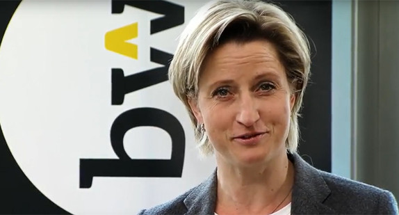 Wirtschaftsministerin Hoffmeister-Kraut vor dem Logo Start-up BW