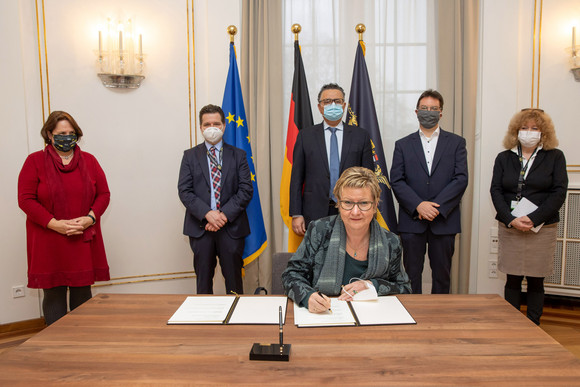 Kooperation Kooperation zu „1.700 Jahre jüdisches Leben in Deutschland“ Die Generalsekretärin des Vereins „321-2021: 1700 Jahre jüdisches Leben in Deutschland e. V.“, Sylvia Löhrmann (vorne, sitzend) unterzeichnet die Kooperationsvereinbarung, dahinter stehen (v.l.n.r.) Staatsministerin Theresa Schopper, der Geschäftsführer des Vereins „321-2021: 1700 Jahre jüdisches Leben in Deutschland e. V.“, Andrei Kovacs, der Vorsitzende der Israelitischen Religionsgemeinschaft Baden, Rami Suliman, der Beauftragte der Landesregierung gegen Antisemitismus, Dr. Michael Blume und die Vorsitzende der Israelitischen Religionsgemeinschaft Württemberg, Prof. Barbara Traub.