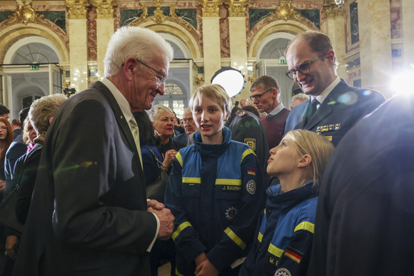 Empfang Neujahrsempfang der Landesregierung Ministerpräsident Winfried Kretschmann (links) im Gespräch mit jungen Gästen