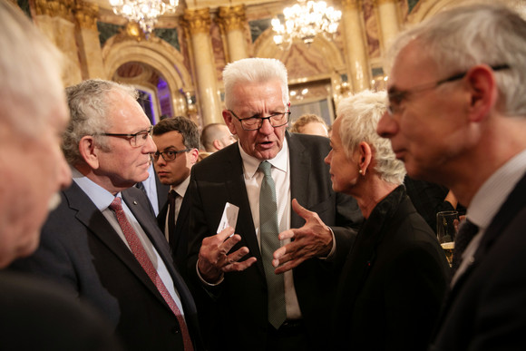 Empfang Neujahrsempfang der Landesregierung Ministerpräsident Winfried Kretschmann (M.) im Gespräch mit Gästen (Bild: Staatsministerium Baden-Württemberg)