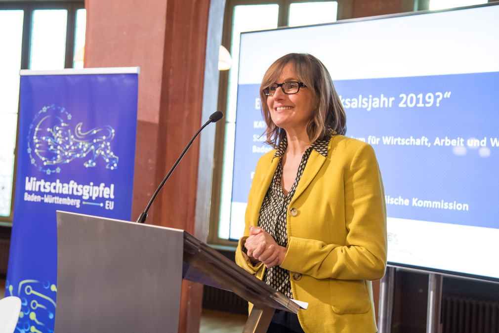 Staatssekretärin Katrin Schütz spricht auf einem Podium auf dem Wirtschaftsgipfel (Bild: © Martin Stollberg)