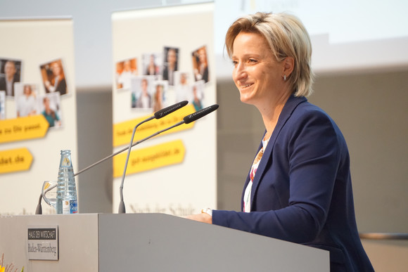 Rund 300 Personen – darunter Vertreterinnen und Vertreter von Kammern, Innungen, Verbänden und Gewerkschaften, Ausbildungsverantwortliche in Betrieben, Lehrkräfte beruflicher Schulen sowie Projektträger – waren der Einladung des Ministeriums für Wirtschaft, Arbeit und Wohnungsbau gefolgt. Unter dem Titel „Gemeinsam zum Ziel: Ausbildungsqualität entwickeln – Ausbildungserfolg sichern“ wurde über erfolgreiche Maßnahmen informiert und bewährte Praxisbeispiele aufgezeigt.