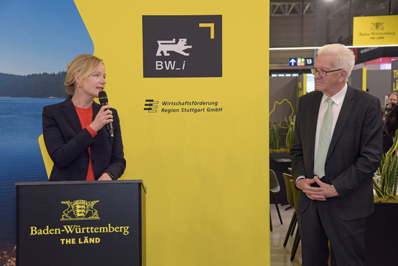 Wirtschaft Kretschmann besucht Hannover Messe Ministerpräsident Winfried Kretschmann (rechts) und Umwelt- und Energieministerin Thekla Walker (links)