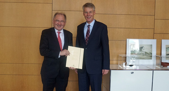 Staatssekretär Peter Hofelich übergab am 3. März 2016 einen Zuwendungsbescheid an Prof. Dr. Peter Jany, Hauptgeschäftsführer der IHK Bodensee-Oberschwaben. 