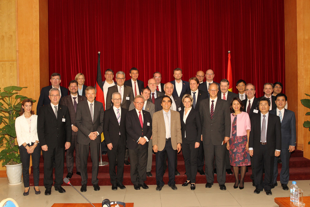 Gruppenfoto der baden-württembergischen Delegation mit  Vietnams Vizeminister für Planung und Investition, Dr. Nguyen Van Trung.