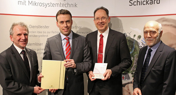 Minister Schmid übergibt einen Förderbescheid an Vertreter von Hahn-Schickard. (Foto: HSG)