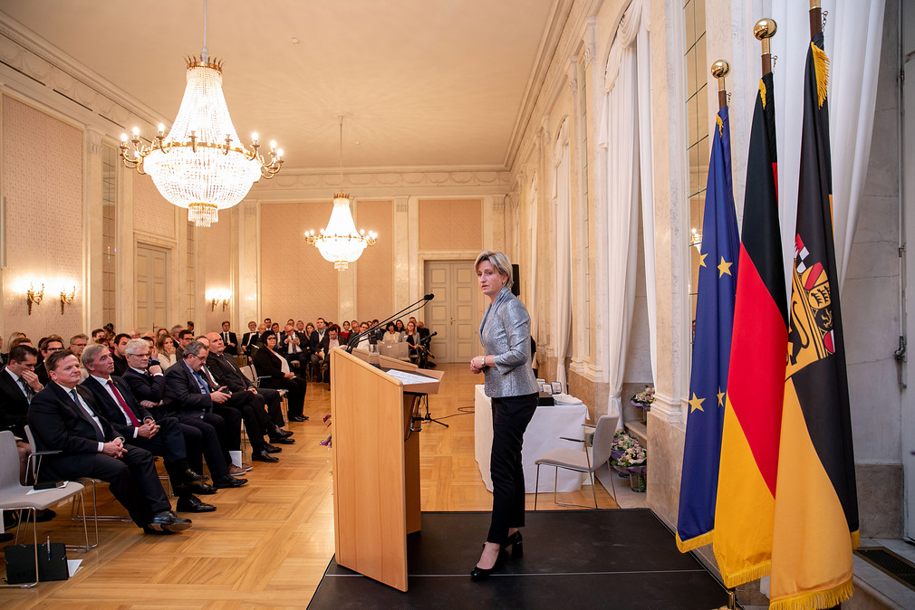 Blick in den Saal und auf das Publikum, währen Ministerin Hoffmeister-Kraut spricht (Bild: Uli Regenscheit)