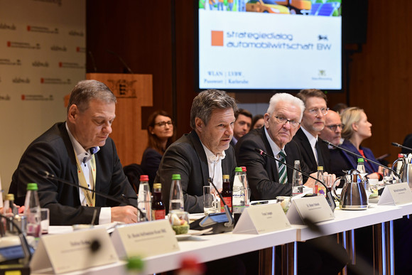 Transformation Siebte Jahresveranstaltung des Strategiedialogs Automobilwirtschaft von links nach rechts: Franz Loogen, Geschäftsführer der e-mobil BW GmbH, Robert Habeck, Vizekanzler und Bundesminister für Wirtschaft und Klimaschutz, Ministerpräsident Winfried Kretschmann, Staatsminister Dr. Florian Stegmann, Verkehrsminister Winfried Hermann und Thekla Walker, Ministerin für Umwelt, Klima und Energiewirtschaft