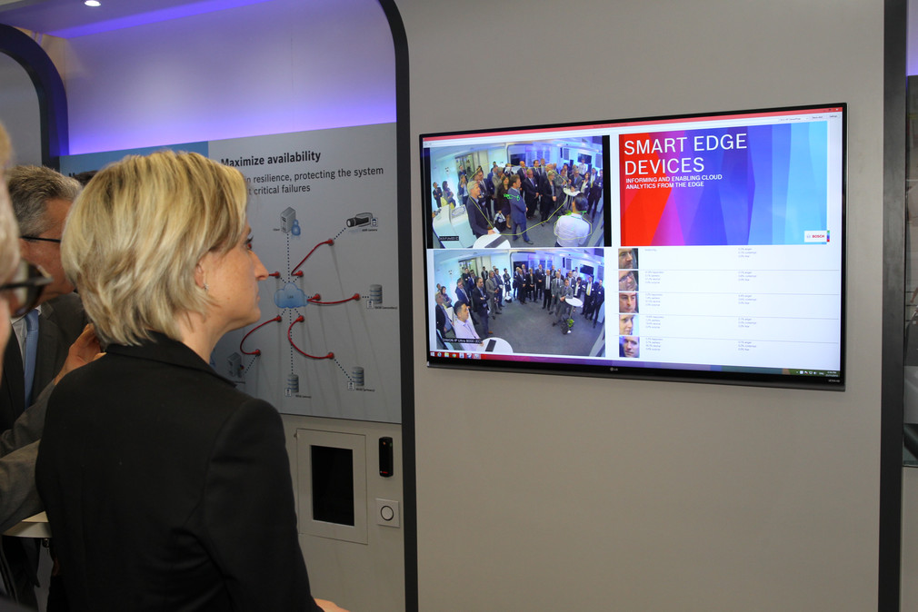 Ministerin Hoffmeister-Kraut informiert sich über ein Kamera-Überwachungssystem, das u.a. die Gesichter von Passanten scannen kann.