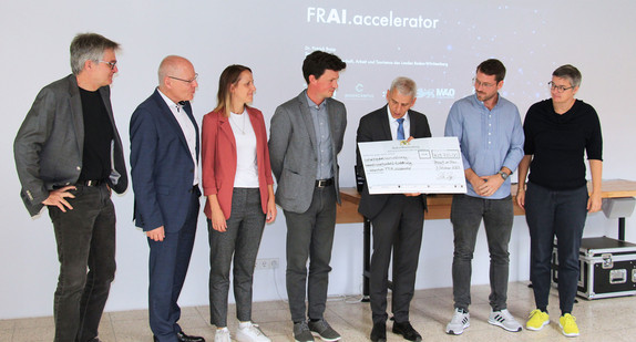 Staatssekretär Dr. Patrick Rapp übergibt einen Förderbescheid an ein Konsortium aus der Region Freiburg (FRAI.accelerator)