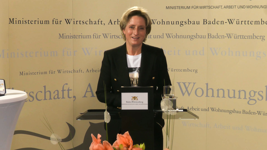 Ministerin Dr. Nicole Hoffmeister-Kraut verleiht die Wirtschaftsmedaille des Landes Baden-Württemberg.