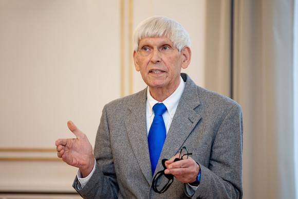 AUSZEICHNUNG Bundesverdienstkreuz für Gert Weisskirchen Prof. Gert Weisskirchen