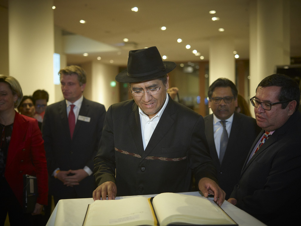 Der bolivianische Außenminister Diego Pary Rodriguez trägt sich ins Gästebuch ein (Bild: © Jan Pauls)