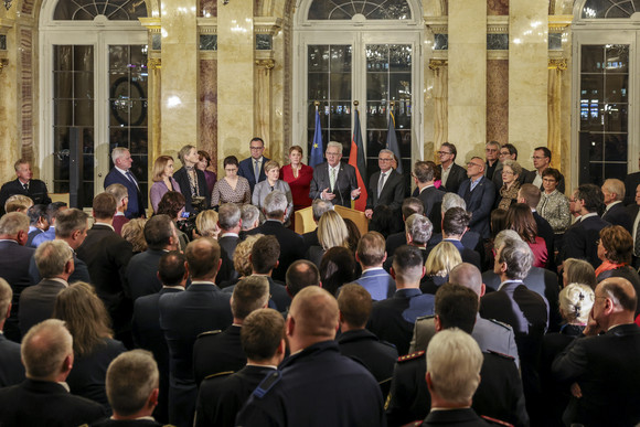 Empfang Neujahrsempfang der Landesregierung Ministerpräsident Winfried Kretschmann (hinten Mitte) spricht zu den Gästen, neben ihm stehen die Mitglieder der Landesregierung.