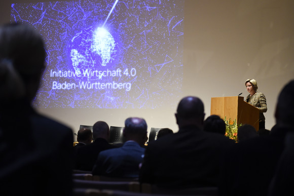 Auf Initiative von Wirtschaftsministerin Dr. Nicole Hoffmeister-Kraut haben am 5. Mai 2017 mehr als 20 Partnerorganisationen aus Unternehmen, Kammern und Verbänden, Gewerkschaften, Wissenschaft und Politik die „Initiative Wirtschaft 4.0 Baden-Württemberg“ gestartet. Mit der Initiative wollen die beteiligten Partnerinnen und Partner die Unternehmen im Land und ihre Beschäftigten branchenübergreifend bei der Digitalisierung unterstützen und den deutschen Südwesten als internationalen Premiumstandort für die digitalisierte Wirtschaft noch sichtbarer machen.