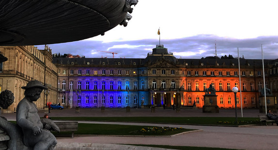 Neues Schloss in Ukraine-Farben angestrahlt