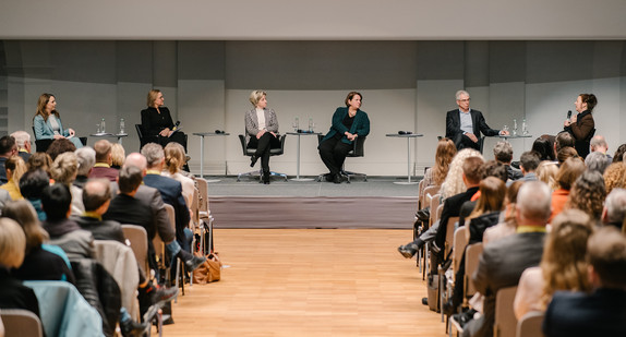 Wirtschaftsministerin Dr. Nicole Hoffmeister-Kraut und Kultusministerin Theresa Schopper bei der Podiumsdiskussion auf dem Kongress zur Neugestaltung Übergang Schule-Beruf 2023.