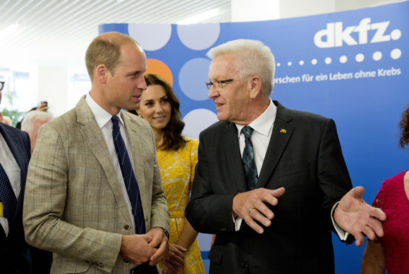 Besuch Herzogpaar von Cambridge besucht Heidelberg Deutsches Krebsforschungszentrum: Ministerpräsident Winfried Kretschmann (r.), Prinz William (l.) und Herzogin Catherine (M.)