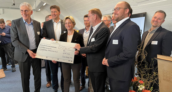 Wirtschaftsministerin Dr. Nicole Hoffmeister-Kraut überreicht einen Bewilligungsbescheid über rund 950.000 Euro an den regionalen Digital Hub Nordschwarzwald.