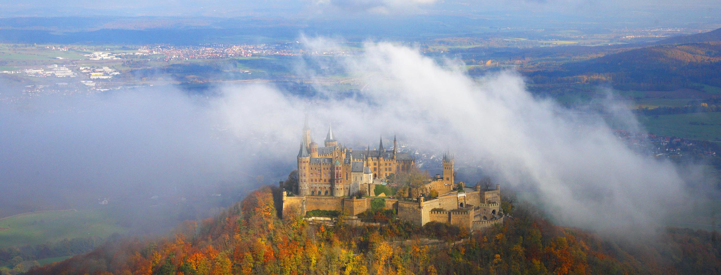 Burg Hohenzollern auf der Schwäbischen Alb im Nebel