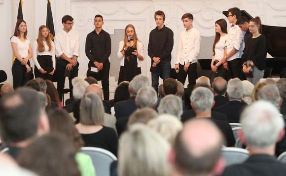 Festakt Würdigung des Widerstands gegen den Nationalsozialismus Schülerinnen und Schüler des Ferdinand-Porsche-Porsche-Gymnasiums (Bild: Staatsministerium Baden-Württemberg)