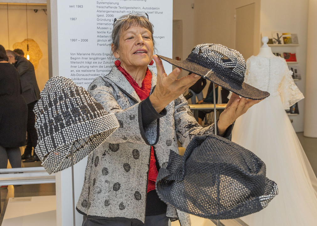 Hanns-Model-Preisträgerin Marianne Wurst mit ihren Objekten in der Landesausstellung