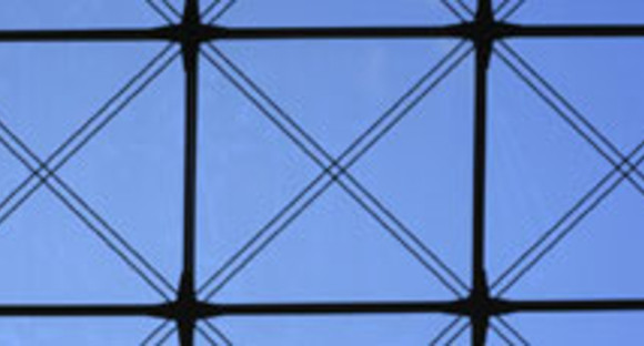 Stahlträger vor blauem Himmel (Quelle: Fontanis, iStock)