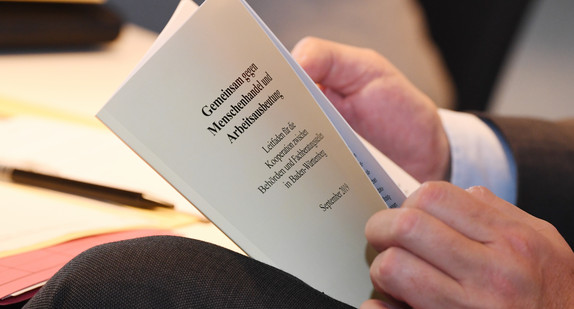 Runder Tisch zur Bekämpfung von Menschenhandel zum Weck der Arbeitsausbeutung 