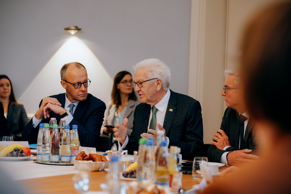 Antrittsbesuch Bundeskanzler Friedrich Merz besucht Baden-Württemberg Ministerpräsident Winfried Kretschmann (Mitte), Bundeskanzler Friedrich Merz (links) und Innenminister Thomas Strobl (rechts) bei der Kabinettssitzung