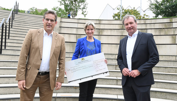 Übergabe der Förderbescheide auf der Besuchertreppe vor dem Landtag in Stuttgart