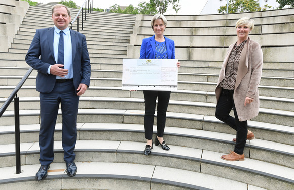 Übergabe der Förderbescheide auf der Besuchertreppe vor dem Landtag in Stuttgart