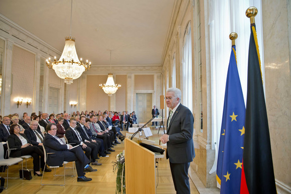 Tag des Ehrenamtes Kretschmann würdigt besonderes ehrenamtliches Engagement Ministerpräsident Winfried Kretschmann (r.) bei seiner Ansprache zu den Gästen