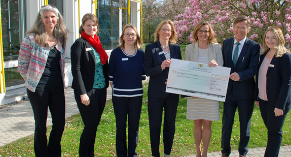 Wirtschaftsstaatssekretärin Katrin Schütz übergab einen Förderbescheid an Vertreter der Akademie des Baden-Württembergischen Genossenschaftsverbandes e. V.  in Karlsruhe.
