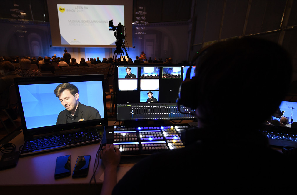 Technikpult für das Live-Streaming des Innovationspreises Baden-Württemberg
