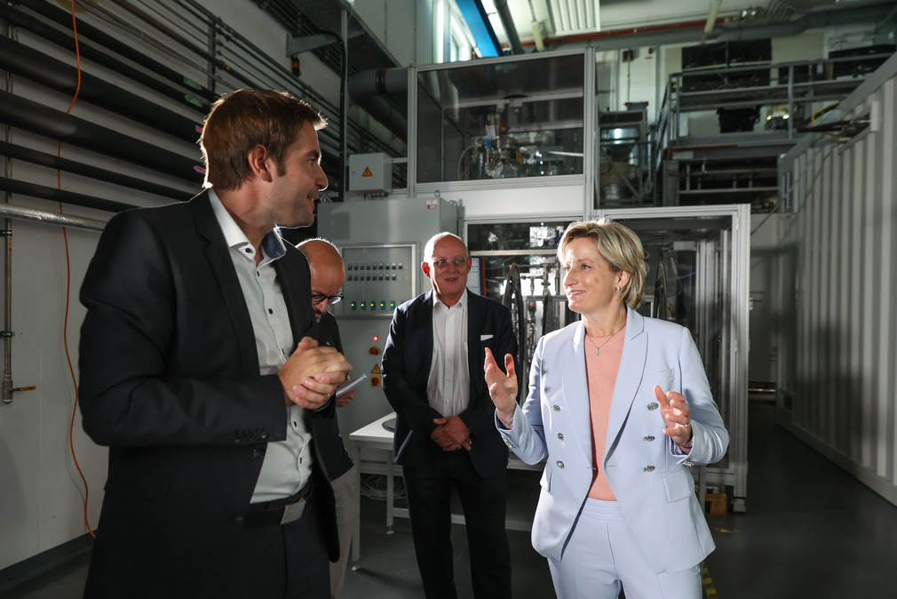 Wirtschaftsministerin Dr. Nicole Hoffmeister-Kraut besucht am 2. August 2022 das Zentrum für Sonnenenergie- und Wasserstoff-Forschung Baden-Württemberg (ZSW). 