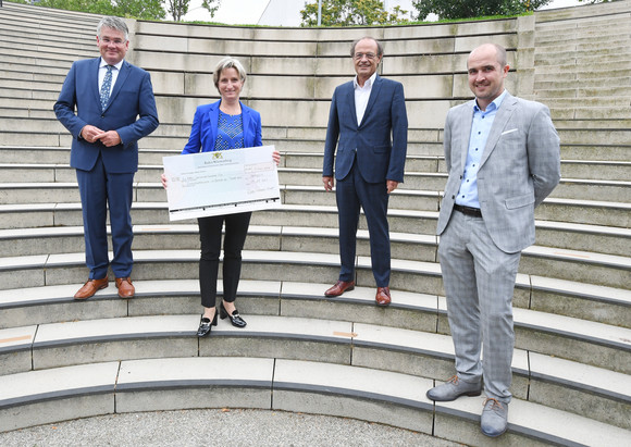 Übergabe der Förderbescheide auf der Besuchertreppe vor dem Landtag in Stuttgart