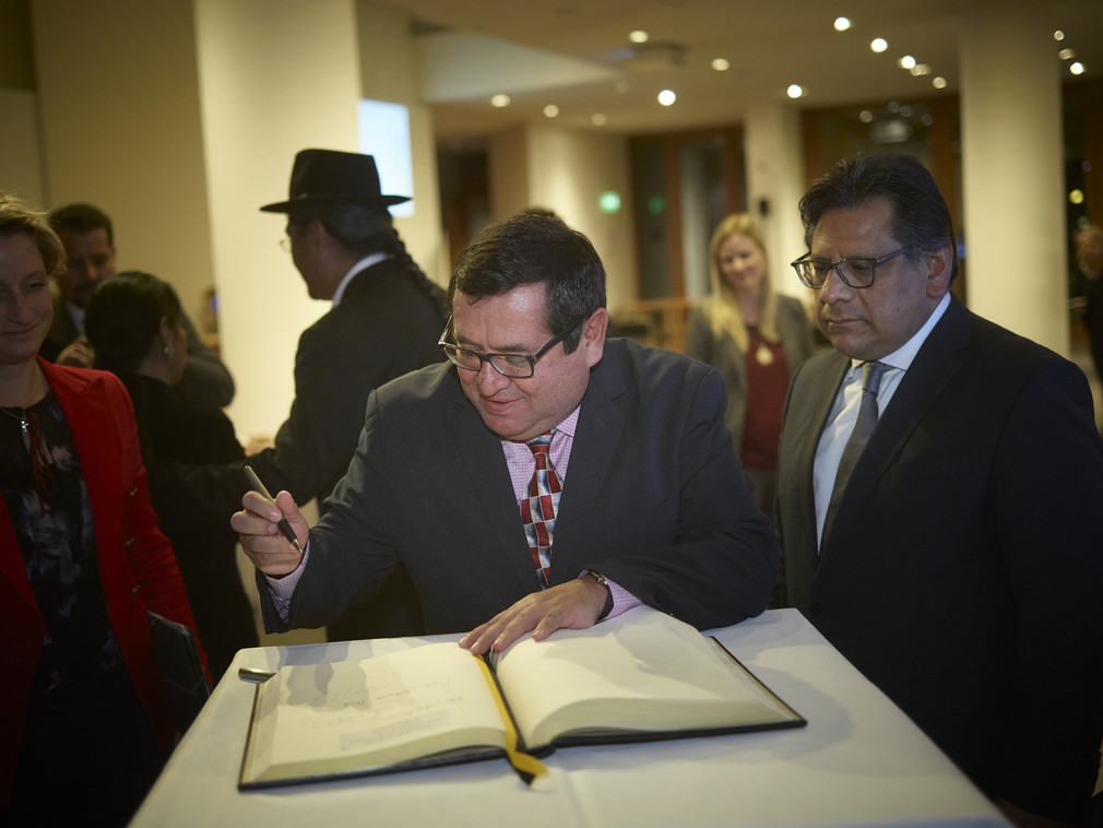 Der bolivianische Energieminister Rafael Alarcón trägt sich ins Gästebuch ein (Bild: © Jan Pauls)