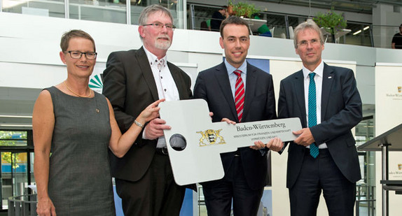 Schlüsselübergabe: Annette Ipach-Öhmann und Günter Bachmann, Vermögen und Bau Baden-Württemberg, Minister Nils Schmid und KIT-Präsident Holger Hanselka (Quelle: KIT)