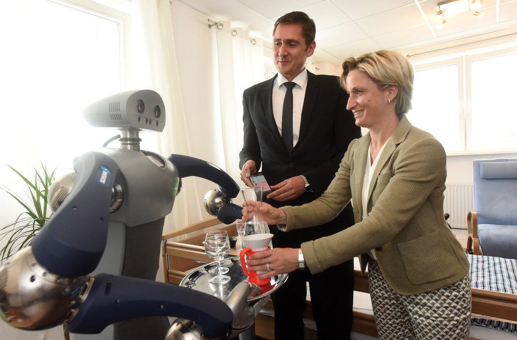 Beim FZI Forschungszentrum für Informatik in Karlsruhe informierte sich die Wirtschaftsministerin darüber, wie die Digitalisierung auch das Wohnen der Zukunft beeinflusst und verändert. 