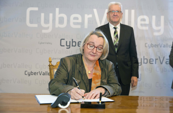 Forschung Europäische Forschungskooperation „Cyber Valley“ startet Theresia Bauer, Ministerin für Wissenschaft, Forschung und Kunst
