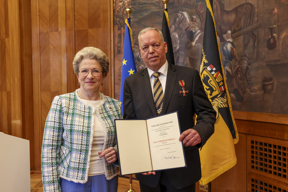 Auszeichnung Bundesverdienstkreuz für Prof. Dr. Bernd Kühlmuß Die Staatsrätin für Zivilgesellschaft und Bürgerbeteiligung, Barbara Bosch (links), und Prof. Dr. Bernd Kühlmuß (rechts) mit der Urkunde.