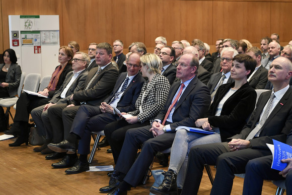 Bei der Abschlussveranstaltung „Dialog und Perspektive Handwerk 2025“ am 30. Januar 2017 stellten Wirtschaftsministerin Dr. Hoffmeister-Kraut und Landeshandwerkspräsident Reichhold die Ergebnisse eines gemeinsamen Strategieprojekts vor. Diskutiert wurden wichtige Handlungsfelder für ein zukunftsfähiges baden-württembergisches Handwerk.