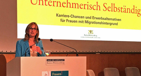 Staatssekretärin Katrin Schütz eröffnete die Auftaktveranstaltung der 12. Frauenwirtschaftstage die vom 13. bis 15. Oktober 2016 unter dem Schwerpunktthema „Unternehmerisch Selbständig - Karrierechancen und Erwerbsalternativen für Frauen mit Migrationshintergrund“ stattfinden.