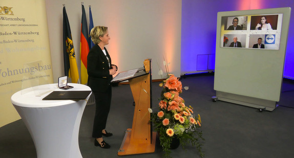 Ministerin Dr. Nicole Hoffmeister-Kraut verleiht die Wirtschaftsmedaille des Landes Baden-Württemberg.