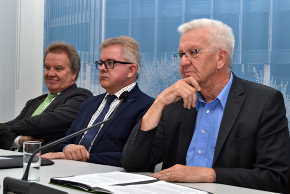 Pressekonferenz Biosphärenreservat und Bewährungs- und Gerichtshilfe v.l.n.r.: Umweltminister Franz Untersteller, Justizminister Guido Wolf und Ministerpräsident Winfried Kretschmann