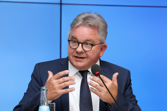 Pressekonferenz Neue Tourismuskonzeption für Baden-Württemberg Tourismusminister Guido Wolf (l.) bei der Regierungspressekonferenz (Bild: Staatsministerium Baden-Württemberg)