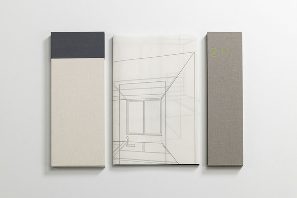 Veronika Schäpers, Karlsruhe, Nominierung 2026, 2^11 (zwei hoch elf), ein Buch über Wahrnehmung, Begrifflichkeit und Interpretation, dreiteiliger Puzzleschuber mit Leinenbezug, Toshabangenshi-Ganpipapier, Bicchu-Ganpipapier und M41-Mitsumatapapier; Einband und Umschlag aus Kozopapier und Enduro Ice-Verbundstoff